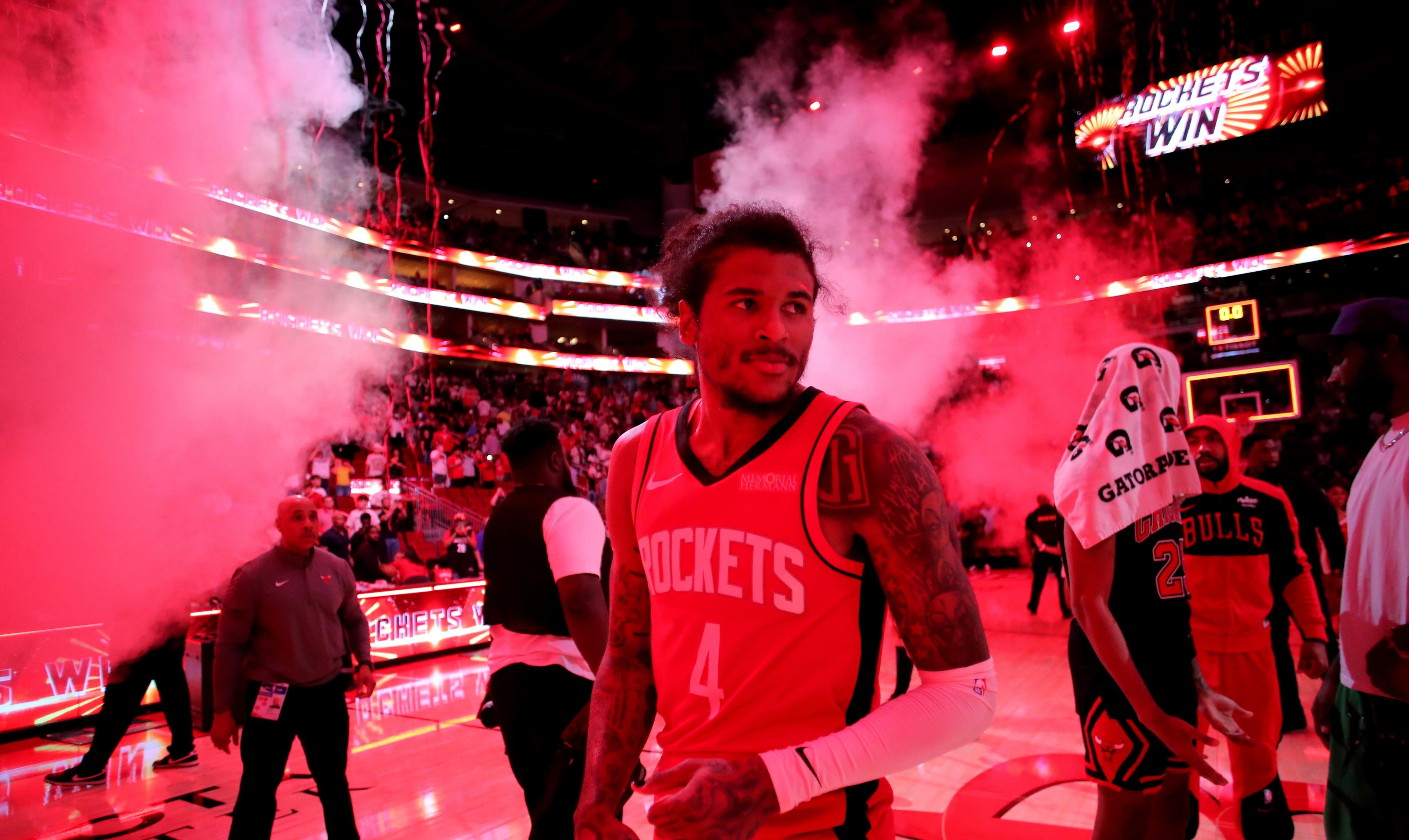 火箭队球员集体庆祝胜利,备战下一场的简单介绍 火箭队球员集体庆祝胜利,备战下一场的简单介绍