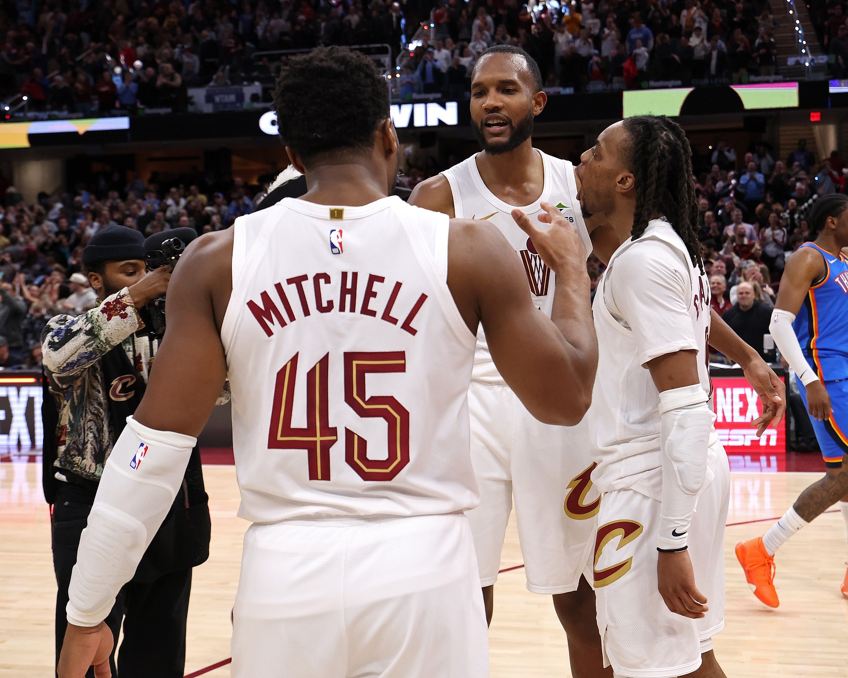 火箭队球员集体庆祝胜利,备战下一场的简单介绍 火箭队球员集体庆祝胜利,备战下一场的简单介绍