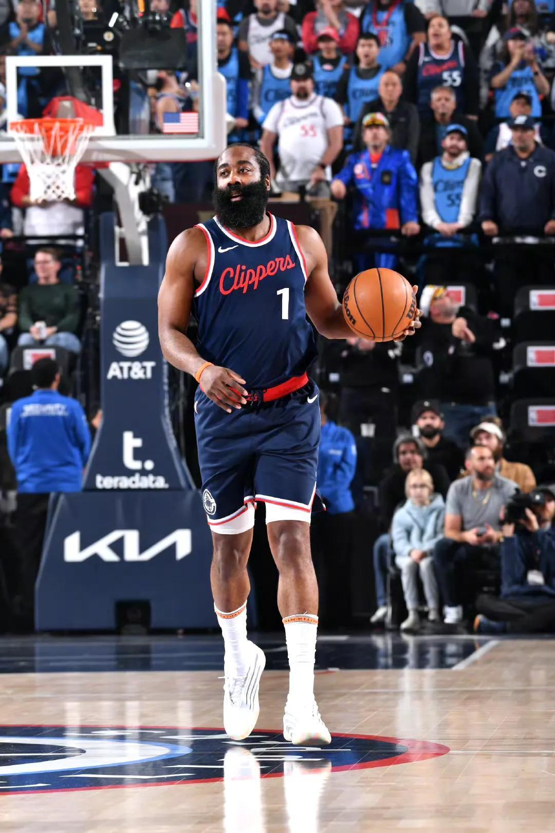 快船队全队合力战胜活塞队