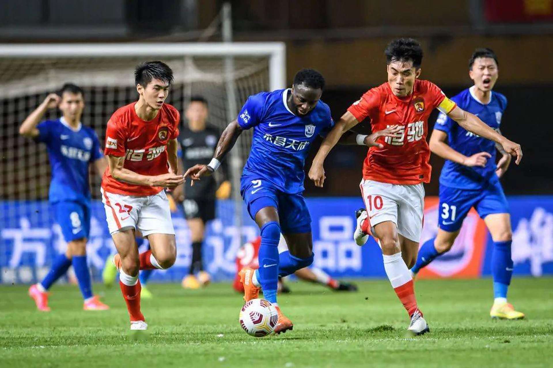 包含雄狮队签约新外援，提升球队实力的词条