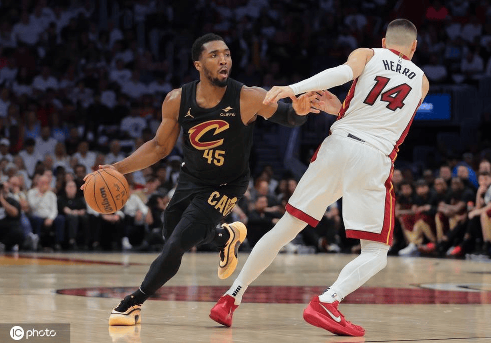 爵士主场击败黄蜂，米切尔砍下33分