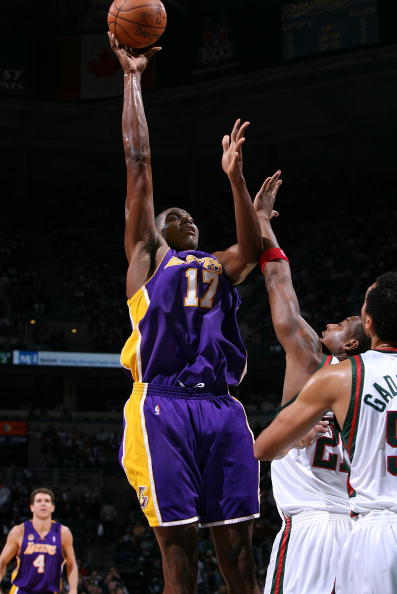 包含开拓者球星拜纳姆封盖雄鹿核心的词条