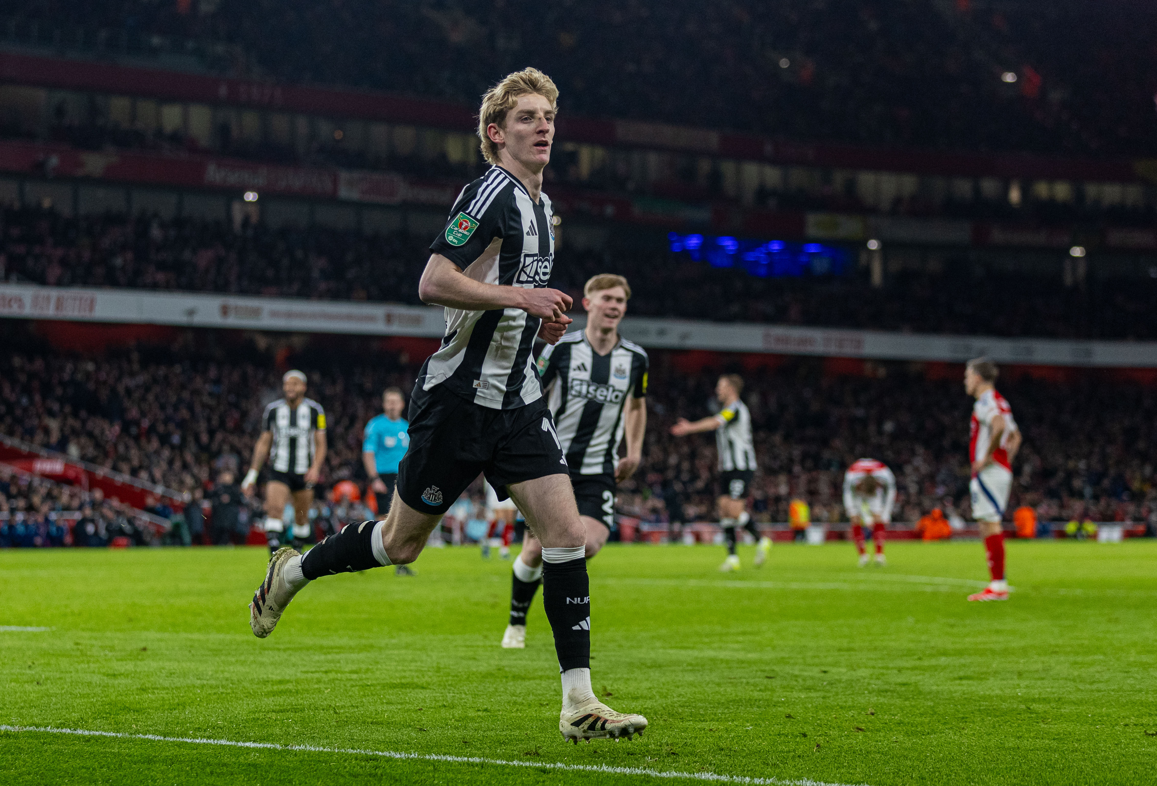 包含精彩足球比赛场面热血澎湃,球员斗志昂扬的词条 包含精彩足球比赛场面热血澎湃,球员斗志昂扬的词条